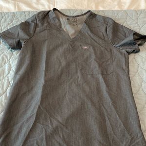 figs one pocket scrub top in graphite- size Medium
